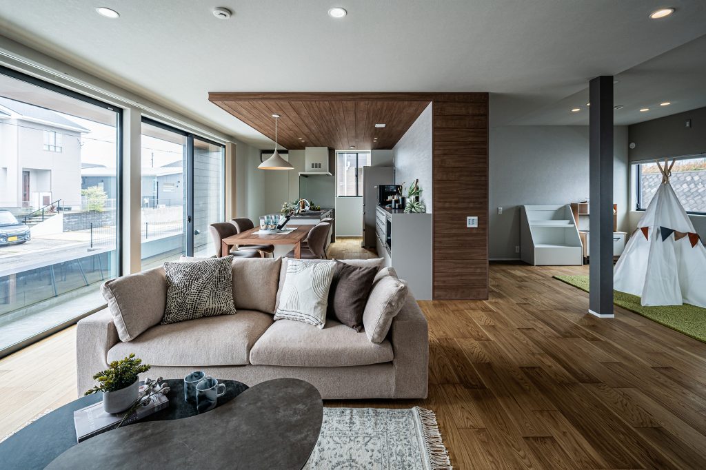 大きな窓から自然光が差し込む、明るく開放的なMid Styleのリビング